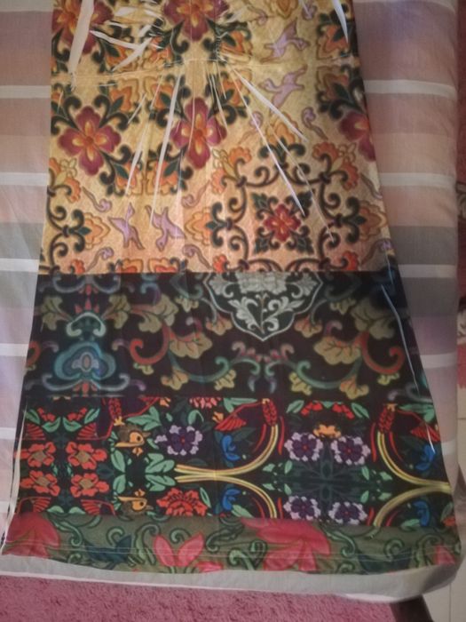 Vestido curto de prender ao pescoço,