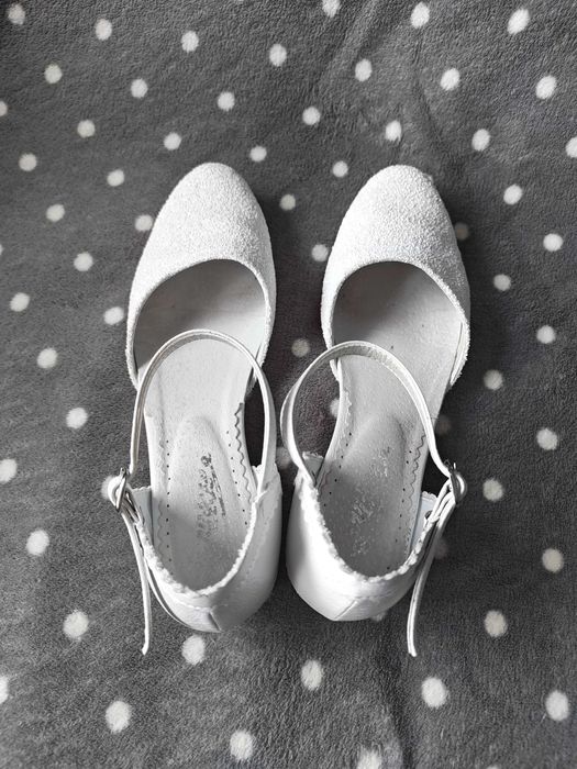 Buty pantofelki białe