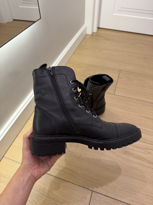 Жіночі шкіряні черевики Zara