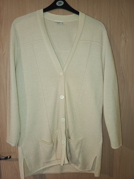 Sweter damski jednolity i rozpinany.