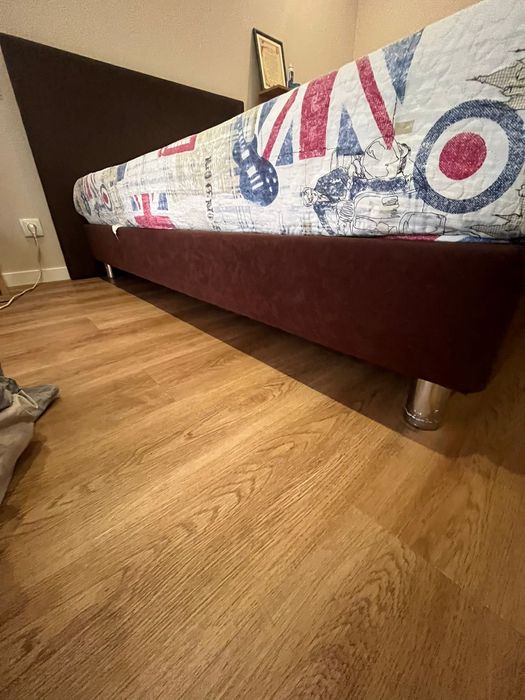 Cama, colchão e mesa de cabeceira
