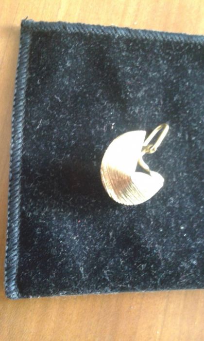 Brincos em dourado sem furo