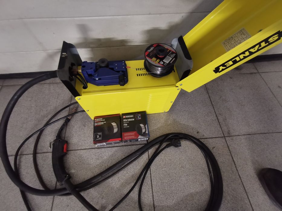 Máquina de soldar Stanley e capacete