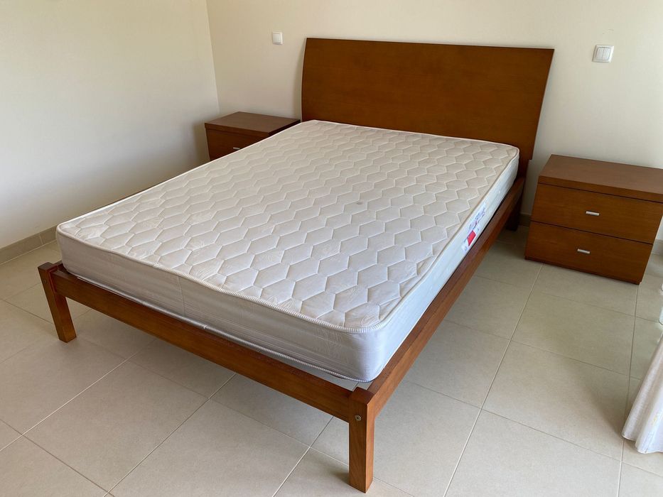 Cama de casal em madeira maciça com estrado incluído em ótimo estado