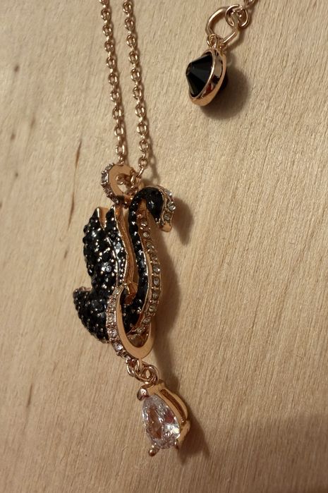 Naszyjnik Czarny łabędź z łezką sygn Swarovski