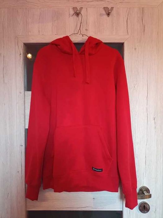 Czerwona bluza z kapturem