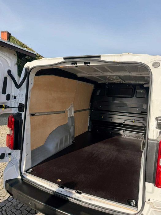 Toyota Proace XL Zabudowa przestrzeni ładunkowej w standardzie