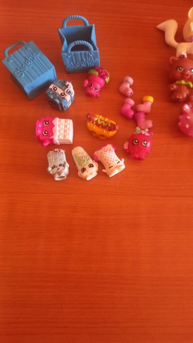 Bonecos da Polly pockey e do shopping