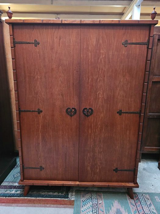 Roupeiro em madeira maciça estilo rústico - óptimo estado geral