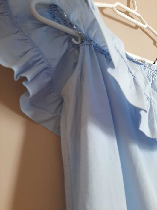 Vestido azul com folho Stradivarius