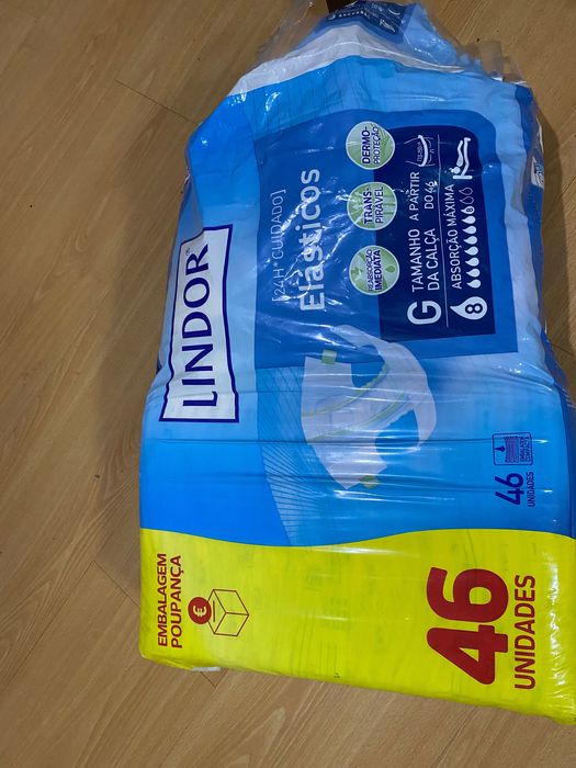 Roupas, tênis e fraldas tamanho M e G.