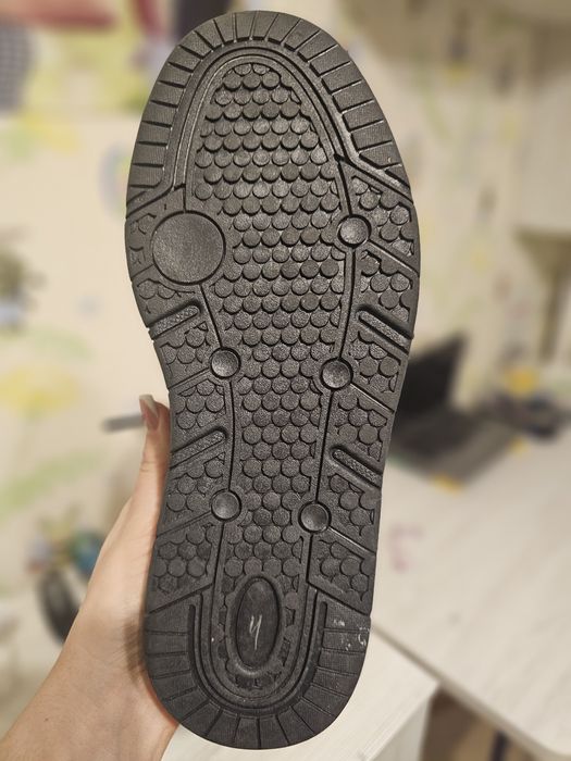 Продам кроссовки кожаные