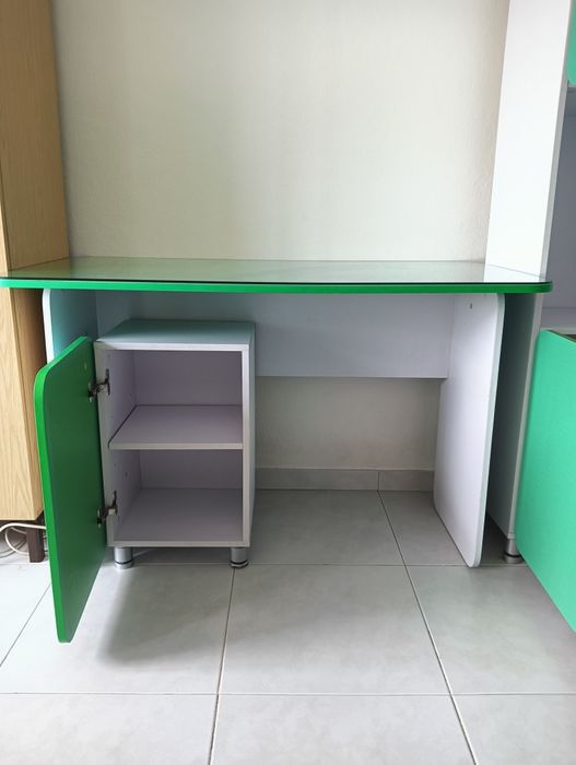 Vendo conjunto de estante mais secretária.