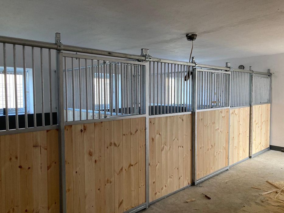 Boks dla konia, front boksu do stajni, boksy dla koni, stajnia fasada