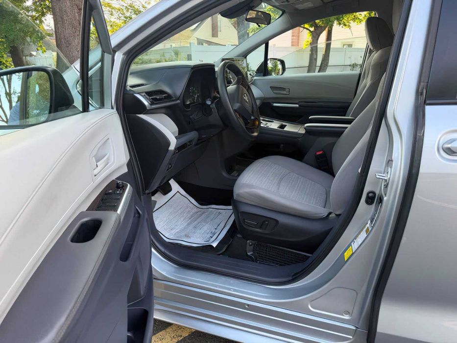 Toyota Sienna LE 8-Passenger      2022