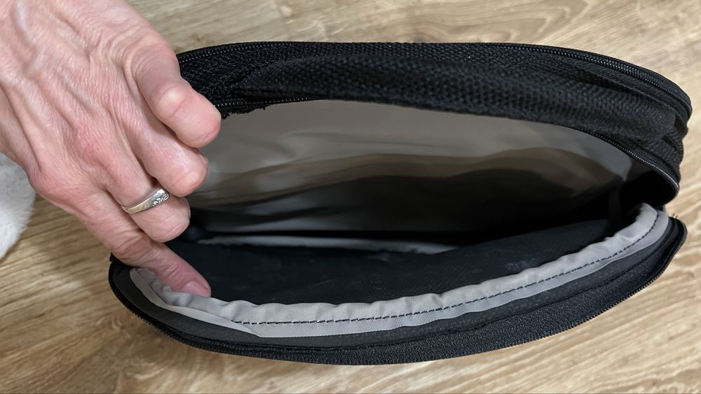 Kosmetyczka czarna nieużywana san marco 28 cm na 22 cm na 14 cm
