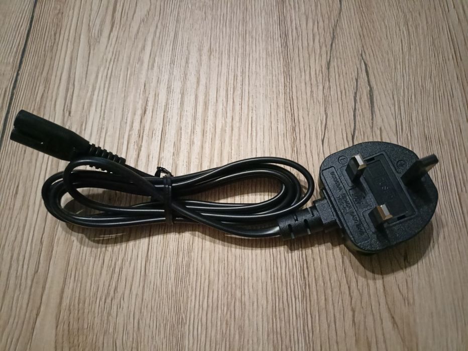 Kabel zasilający. Angielska wtyczką.