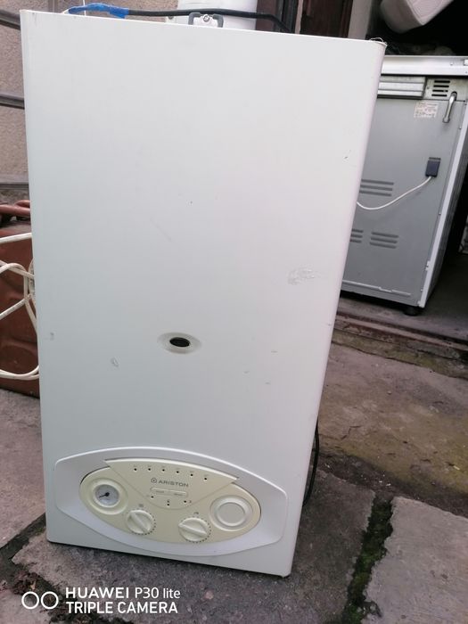 Продам 2х контурный газовый котёл Ariston, и 9 радиаторов,.