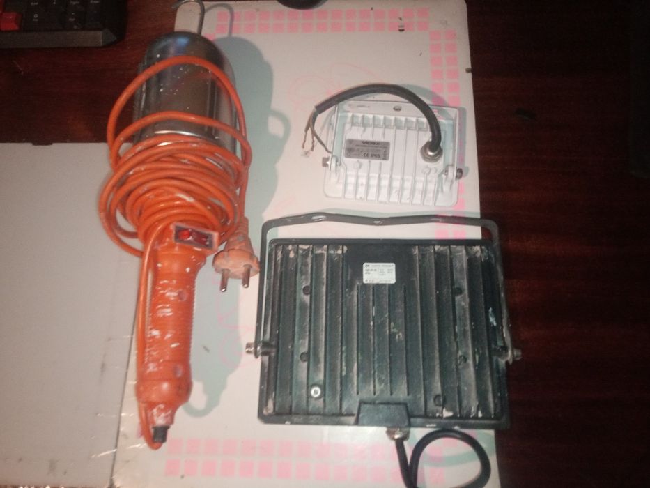 Гаражная лампа и два уличных фонаря