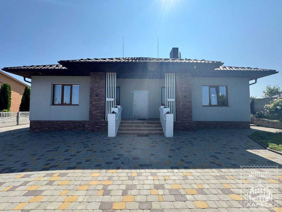 Добротний цегляний будинок в передмісті Рівного (село Бармаки)