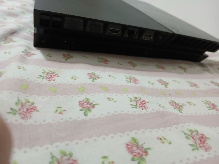 Ps4 com 5 jogos incluídos