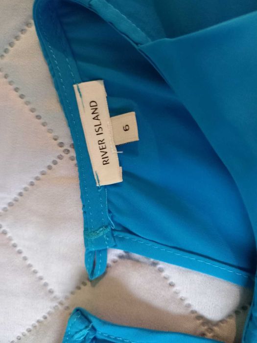 Wyjątkowa niebieska bluzka River Island – rozmiar 6