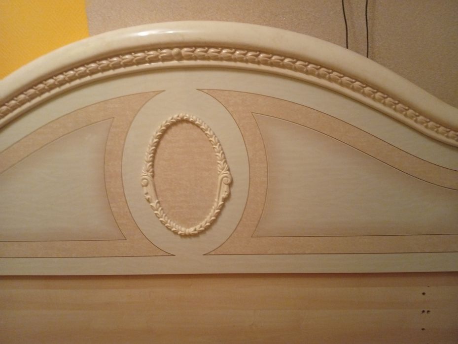 Włoska sypialnia, łóżko