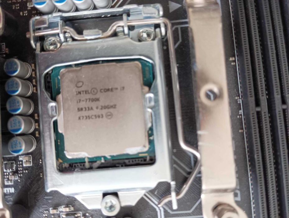 CPU core i7 7700K 2枚セット Intel Core i7‑7700K SR33A 4,2–4,5 GHz OEM Tray – Simpletek