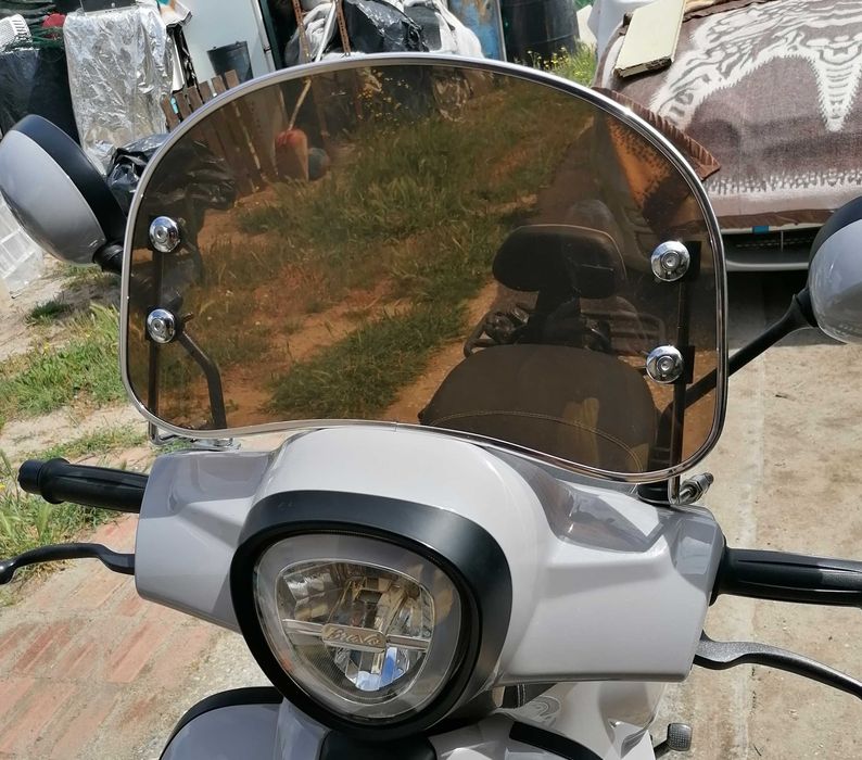 Vidro para-brisas universal para motas/scooters.