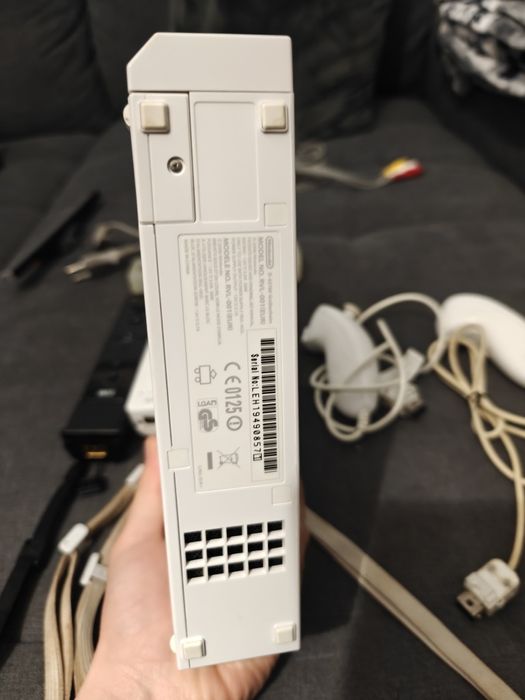 Wii + 3 comandos + 3 nunchuks + 1 comando genérico