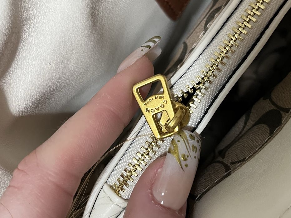 Mala coach bege e dourada