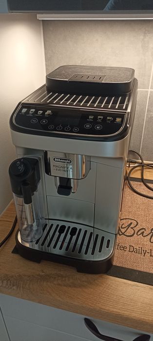 DeLonghi ECAM 310.8 - idealny stan, gwarancja, 1 kg. kawy LAVAZZA