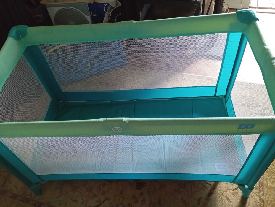 Cama de viagem com colchão e edredão