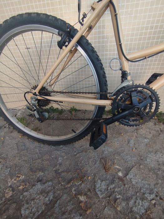Bicicleta usada a andar bem