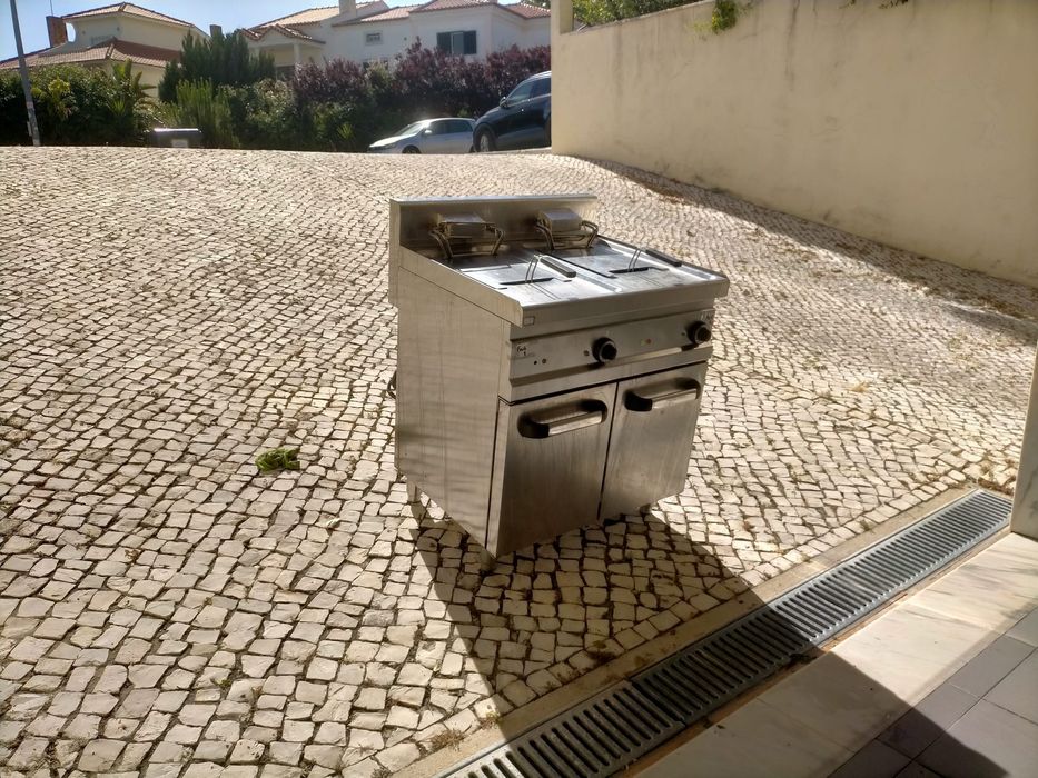 Fritadeira dupla industrial.