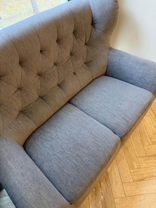 Kanapa dwuosobowa z plamoodpornym obiciem