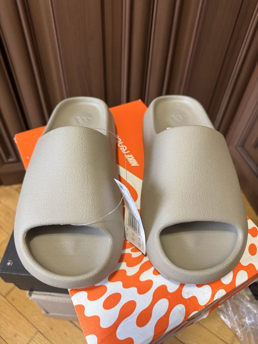 Продам нові тапочки/сланци Adidas Yeezy Slide.Розмір 41,42,42.5