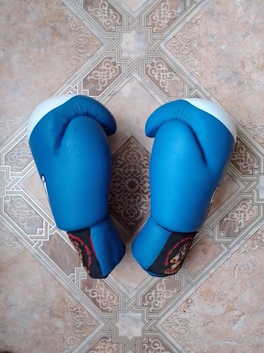 Боксёрские перчатки WOLF 12 OZ. Бокс боевые искусства. Бинты в подарок