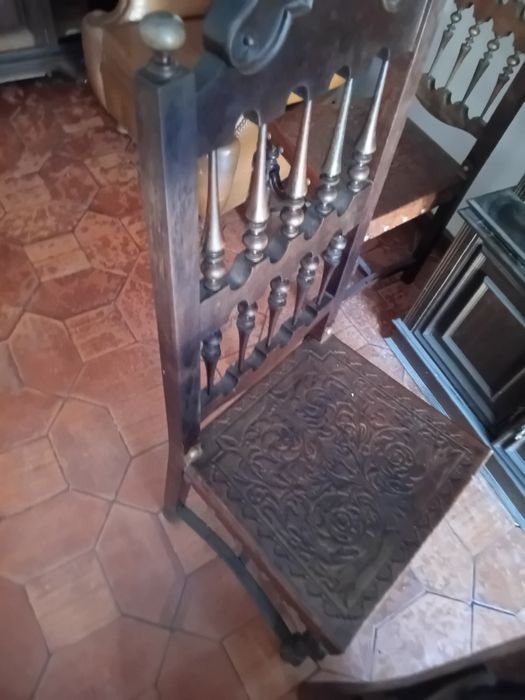 Mesa de Jantar e 8 cadeiras (Madeira)