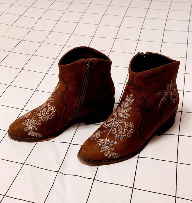 Botim castanho marca SMF