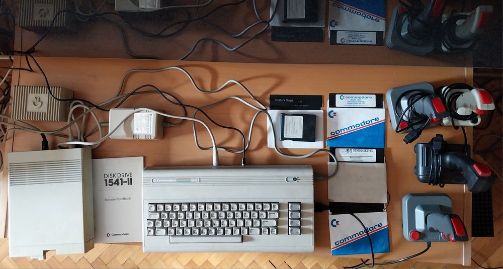 Commodore C64 + 1541-II i dodatki