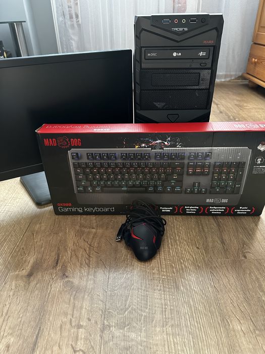 Komputer z monitorem, myszką i klawiaturą