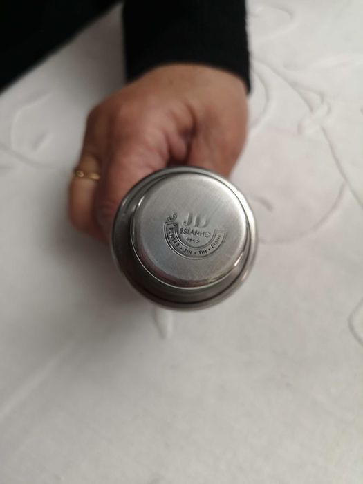 jarro com aplicações em estanho