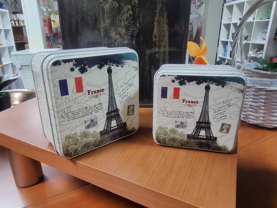 pudełka beżowe pojemniki pudełko metalowe puszki ozdobne kwadratowe