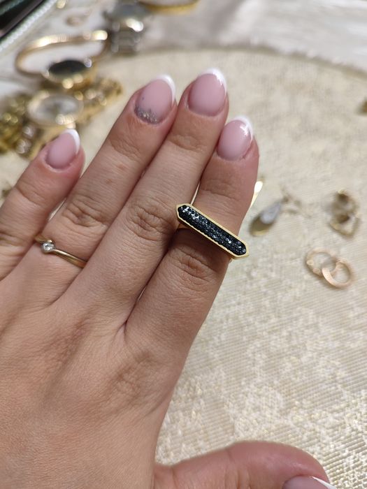 Pierścionek z czarnymi cyrkoniami