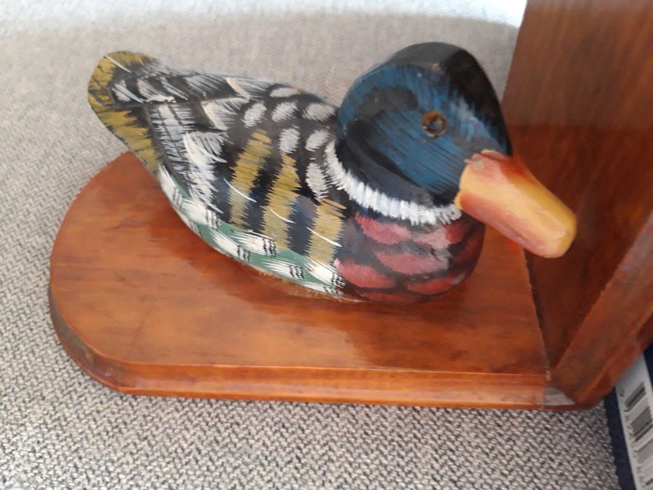 2 porta livros em madeira maciça pintado a mão