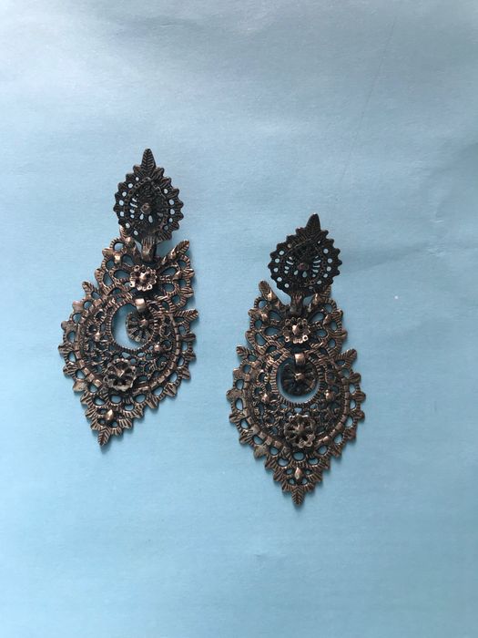 Brincos de senhora clássicos trabalhados