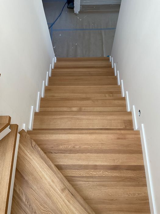 Schody drewniane dębowe lite zabiegowe, proste, podesty, parapety