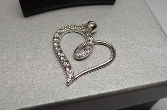 Srebrny wisior serce z kryształkami.