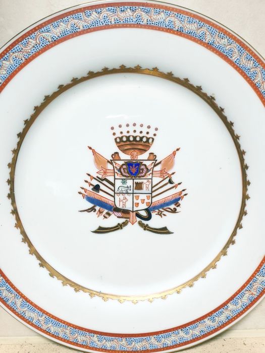 Raro prato em porcelana de Macau brasonado pintado à mão